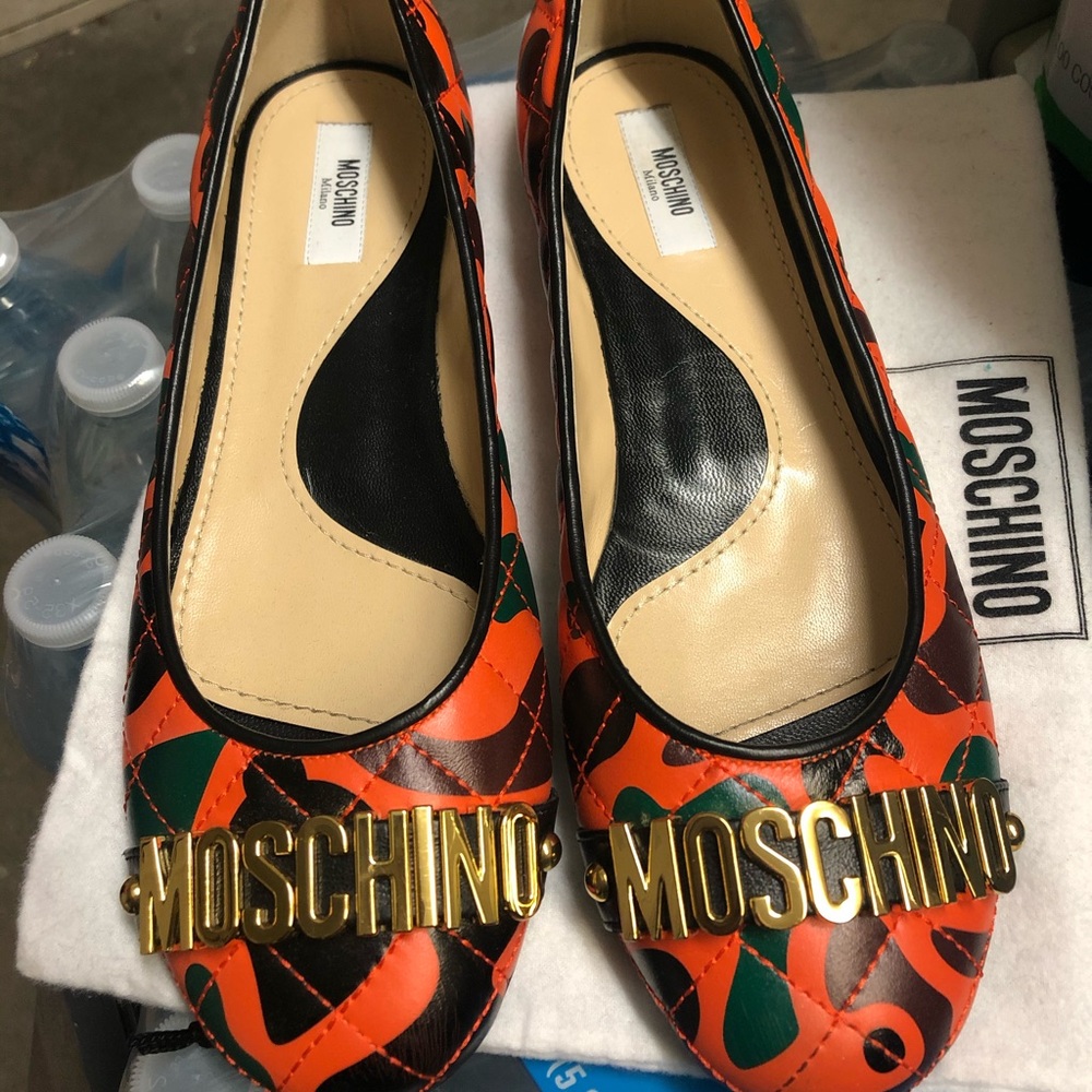 Moschino orange camouflage flats